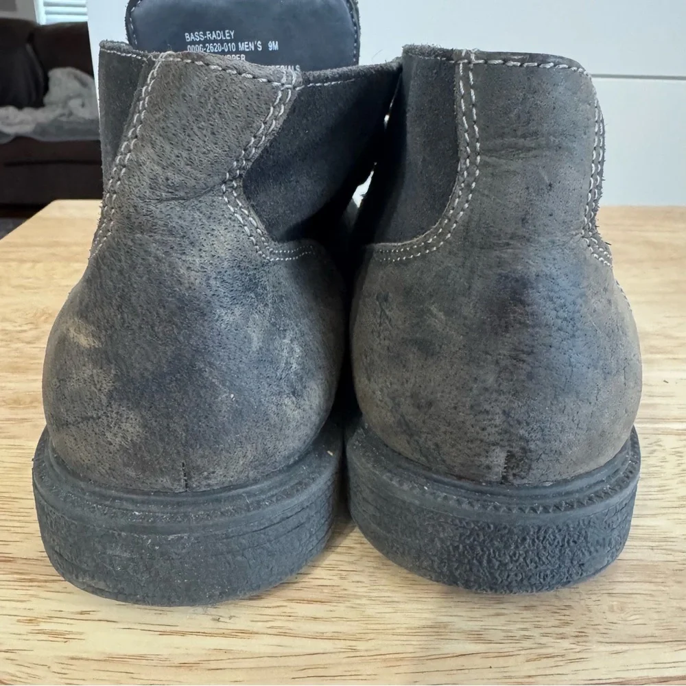 Men’s chukka boots. Size 9